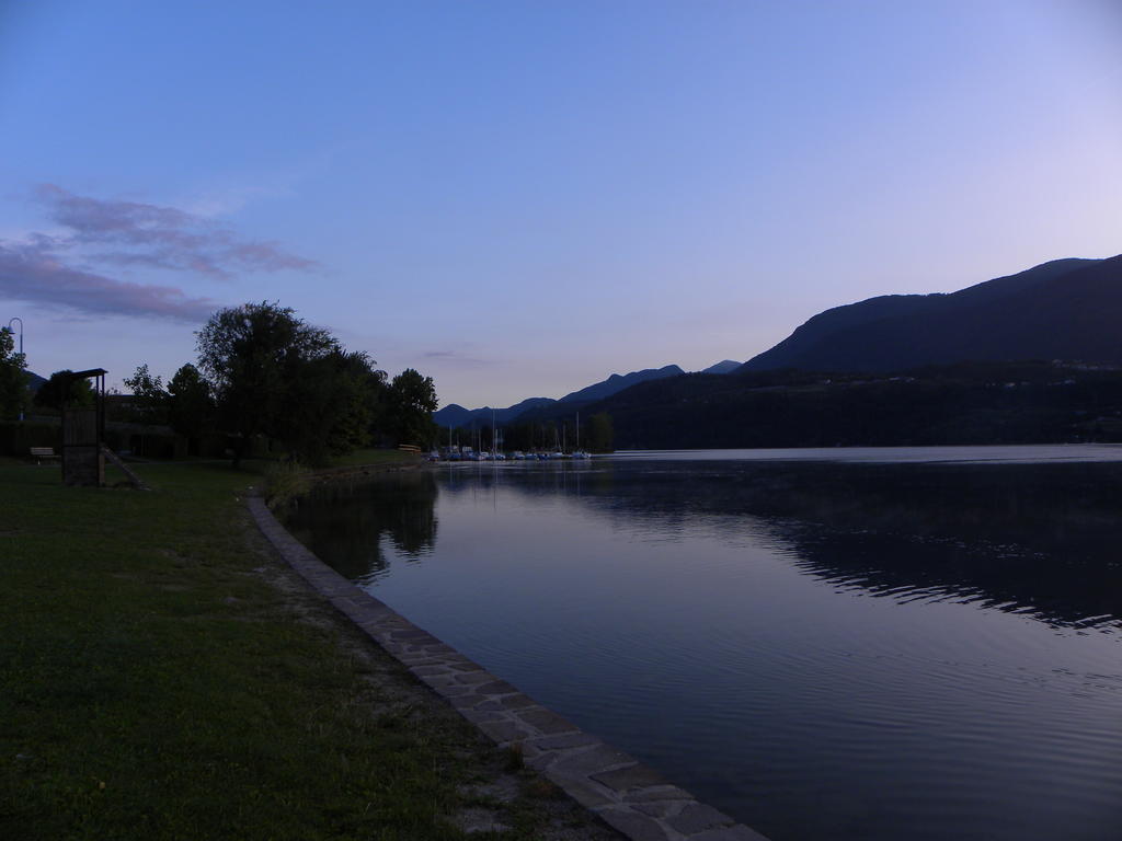 Casa De Val Lägenhet Calceranica al Lago Exteriör bild